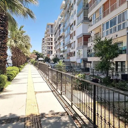 Elegant & Cozy Retreat Home, City Center Gem By The Seaside, Steps From The Tram İzmir Exterior photo