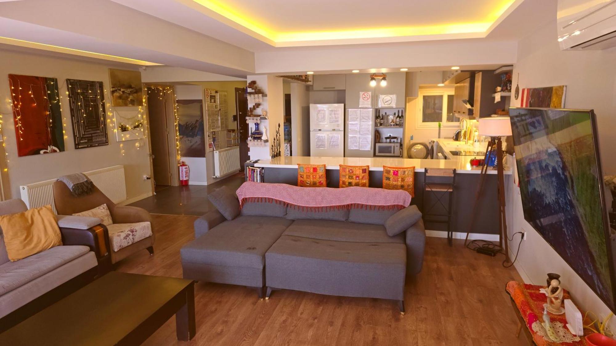Апартаменти Elegant & Cozy Retreat Home, Center Gem By The Seaside, Steps From The Tram Ізмір