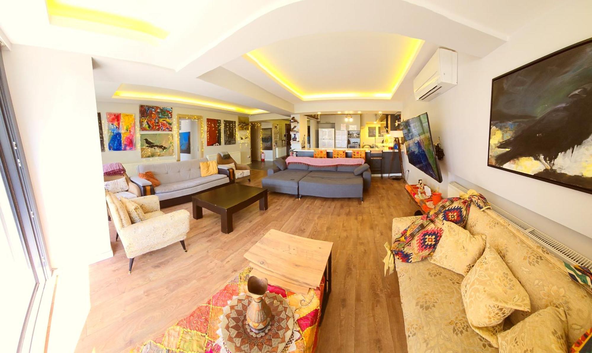 Апартаменти Elegant & Cozy Retreat Home, Center Gem By The Seaside, Steps From The Tram
