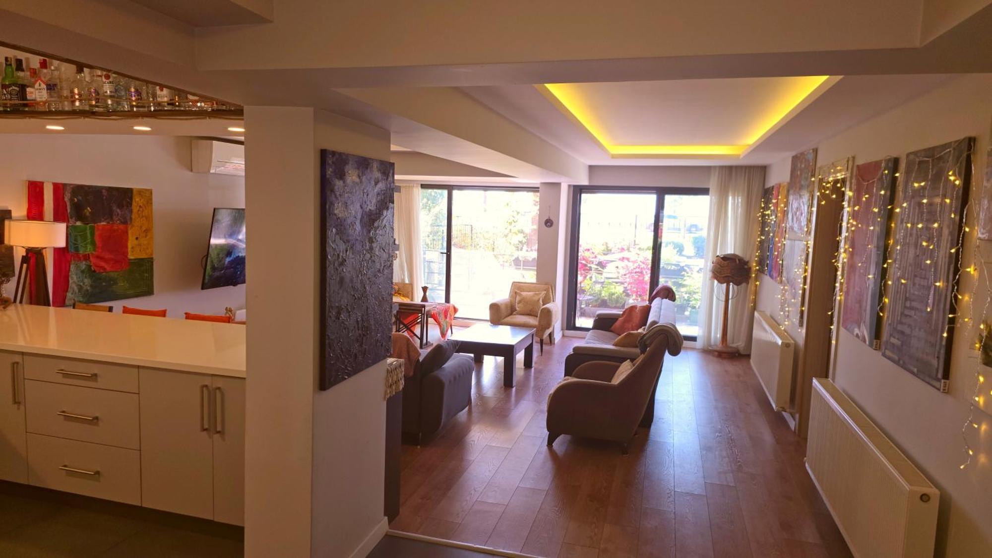 Апартаменти Elegant & Cozy Retreat Home, Center Gem By The Seaside, Steps From The Tram